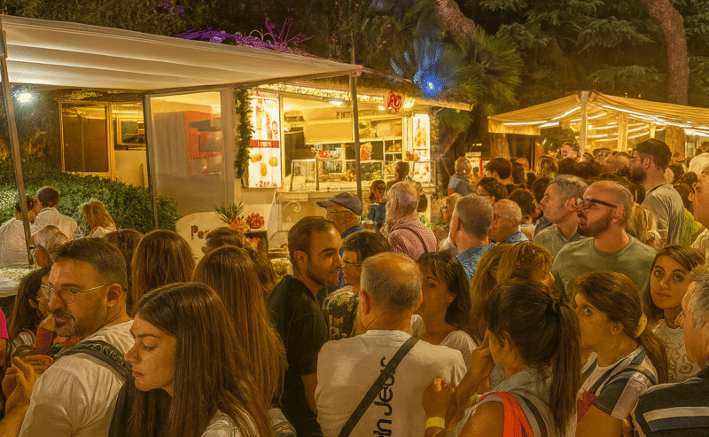 Napoli, 16 settembre 2025 – Oltre 3000 persone hanno partecipato ieri sera, lunedì 15 settembre, alla cena spettacolo “Ccà s’ Magn e Nun s’ Pav” all’Edenlandia.