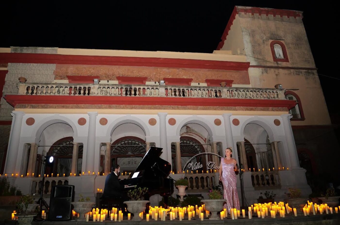 MAGIA SOTTO LA LUNA ROSSA: Villa Domi incanta con lirica e tradizione napoletana