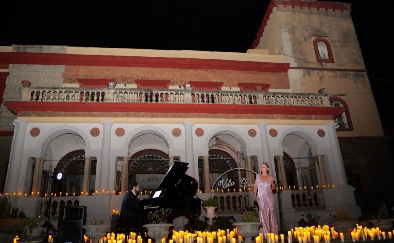 MAGIA SOTTO LA LUNA ROSSA: Villa Domi incanta con lirica e tradizione napoletana