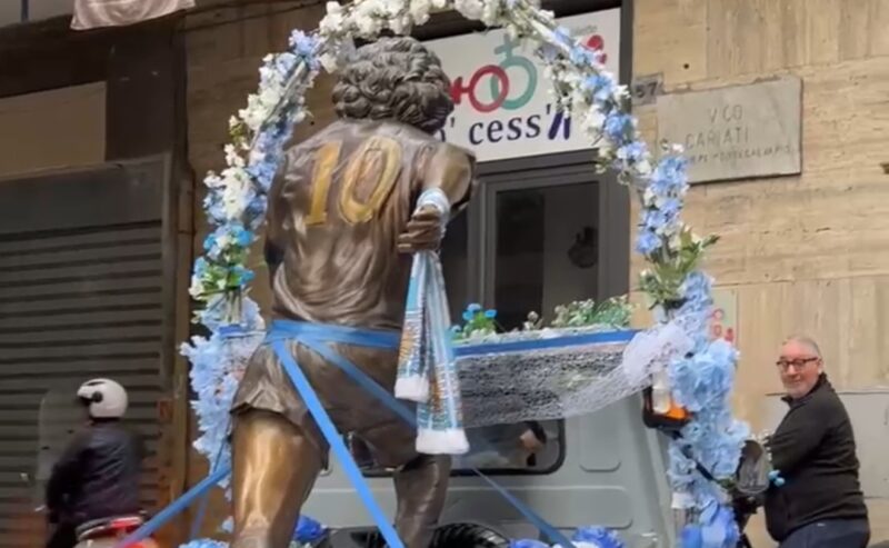Diego de la Gente 2 prende il via: la statua di Maradona parte dal Museo e Napoli esplode di gioia
