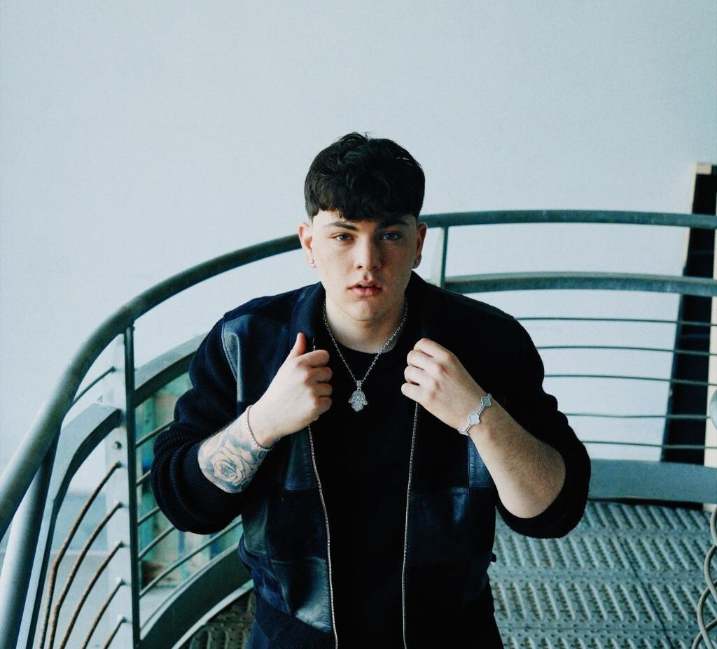 PETIT: supera il turno nella prima puntata del talent Rai e vola verso la semifinale di Sanremo Giovani 2025 del 9 dicembre con il suo nuovo brano “UN BEL CASINO”