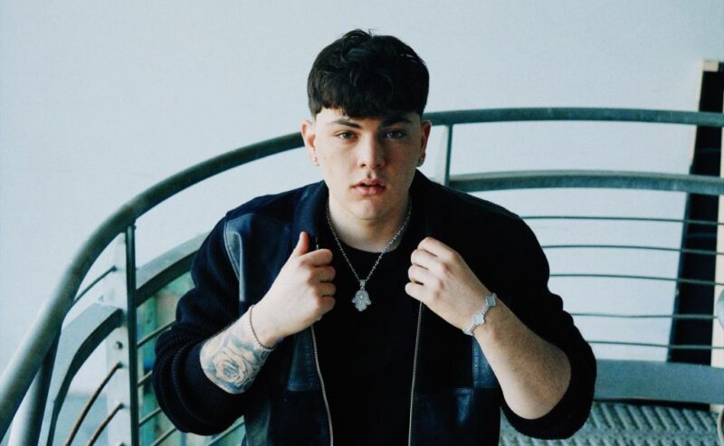 PETIT: supera il turno nella prima puntata del talent Rai e vola verso la semifinale di Sanremo Giovani 2025 del 9 dicembre con il suo nuovo brano “UN BEL CASINO”