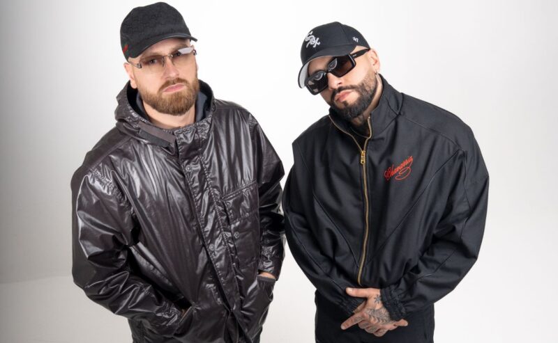 LE SCIMMIE: annunciano oggi “2 FRAT”, il nuovo singolo fuori ovunque venerdì 28 novembre. Il ritorno alle origini di Vale Lambo e Lele Blade