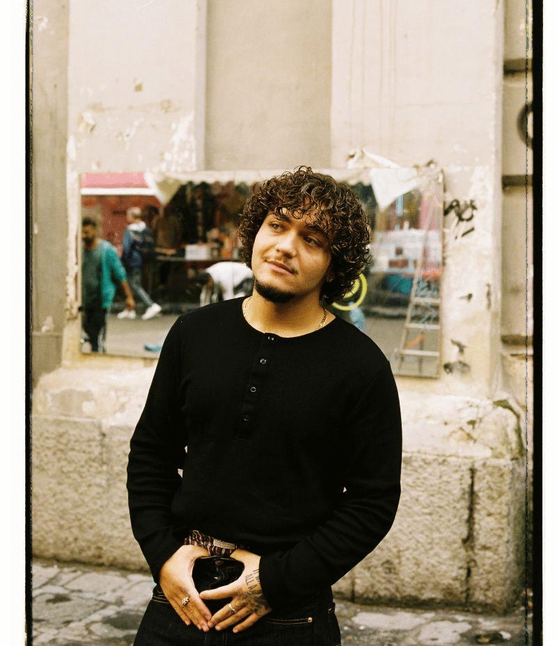 ANDREA HEROSCI APRE LE PORTE DEL SUO MONDO INTERIORE CON “BISTURI”