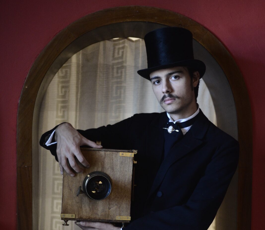 Francesco Minniti, il giovane fotografo che porta l’Ottocento alla Fiera del Baratto e dell’Usato