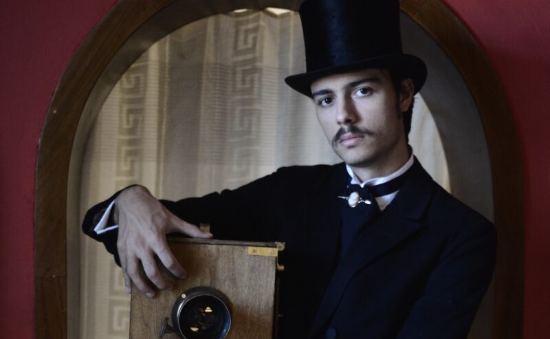 Francesco Minniti, il giovane fotografo che porta l’Ottocento alla Fiera del Baratto e dell’Usato