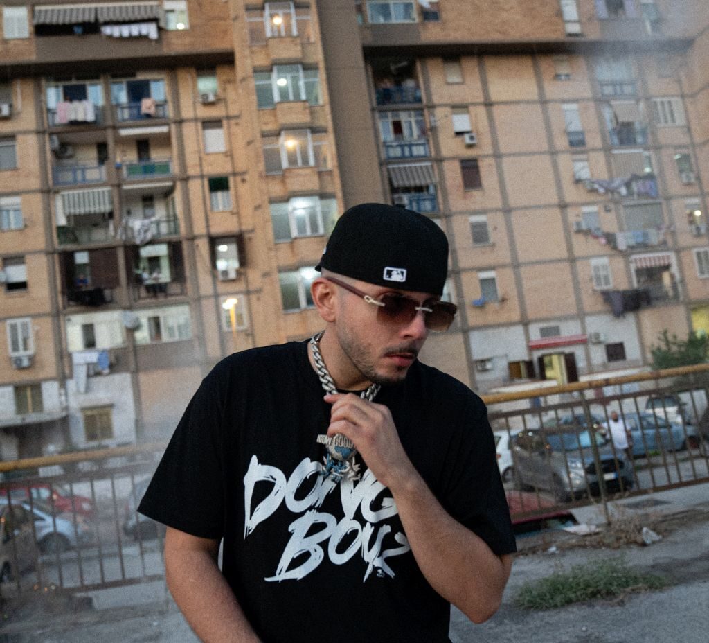 ENZO DONG: svela oggi tracklist e featuring del nuovo album “LIFE IS A TARANTELLA”, fuori ovunque venerdì 5 dicembre. Dopo una lunga assenza ritorna uno degli hit maker più forti della scena napoletana