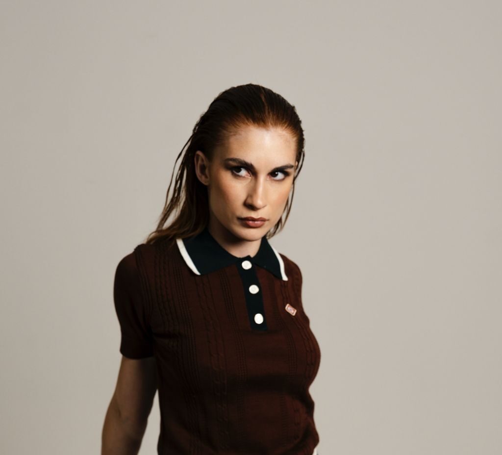 OTTOBRE: annuncia oggi “ASTRONAVE”, il suo nuovo singolo in uscita venerdì 5 dicembre, proseguendo così il percorso più oscuro e pop-metal inaugurato con “GOMME MASTICATE”.