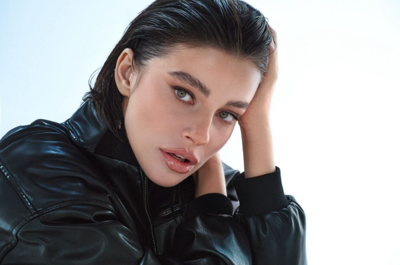 Anfisa Letyago, nuova data al Duel domenica 21 dicembre. Nella line-up della serata la dj danese Anastasia Christensen ed ERS, allievo della MEC Academy DJ School. Una quota dell’incasso sarà devoluta in beneficenza a Support and sustain Children. Ad Anfisa va il Premio “Le radici che resistono”:consegna il 24 dicembre a Pozzuoli nello S’move’s festival