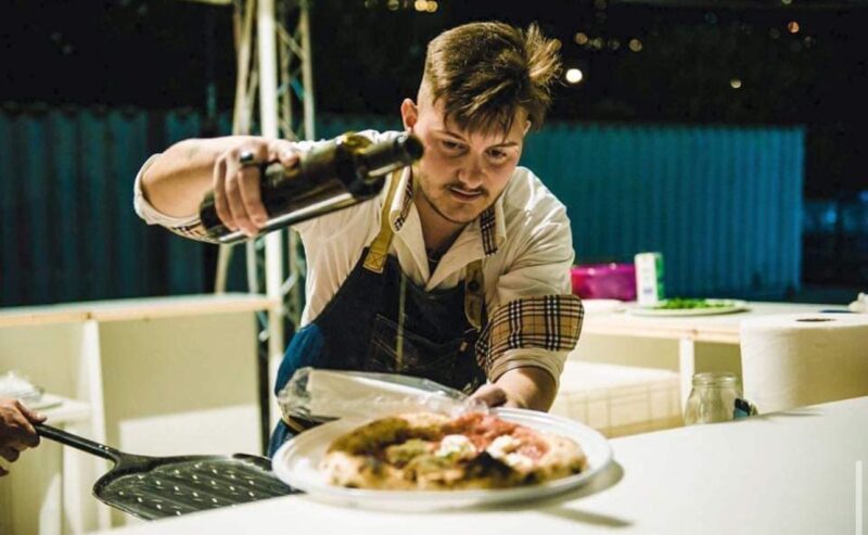 L MAESTRO PIZZAIOLO DARIO VISCARDI DEDICA AL FESTIVAL DI SANREMO LA PIZZA PRIMAVERA TRICOLORE. ENTRO MAGGIO L’APERTURA A QUARTO DELLA NUOVA PIZZERIA ROAT