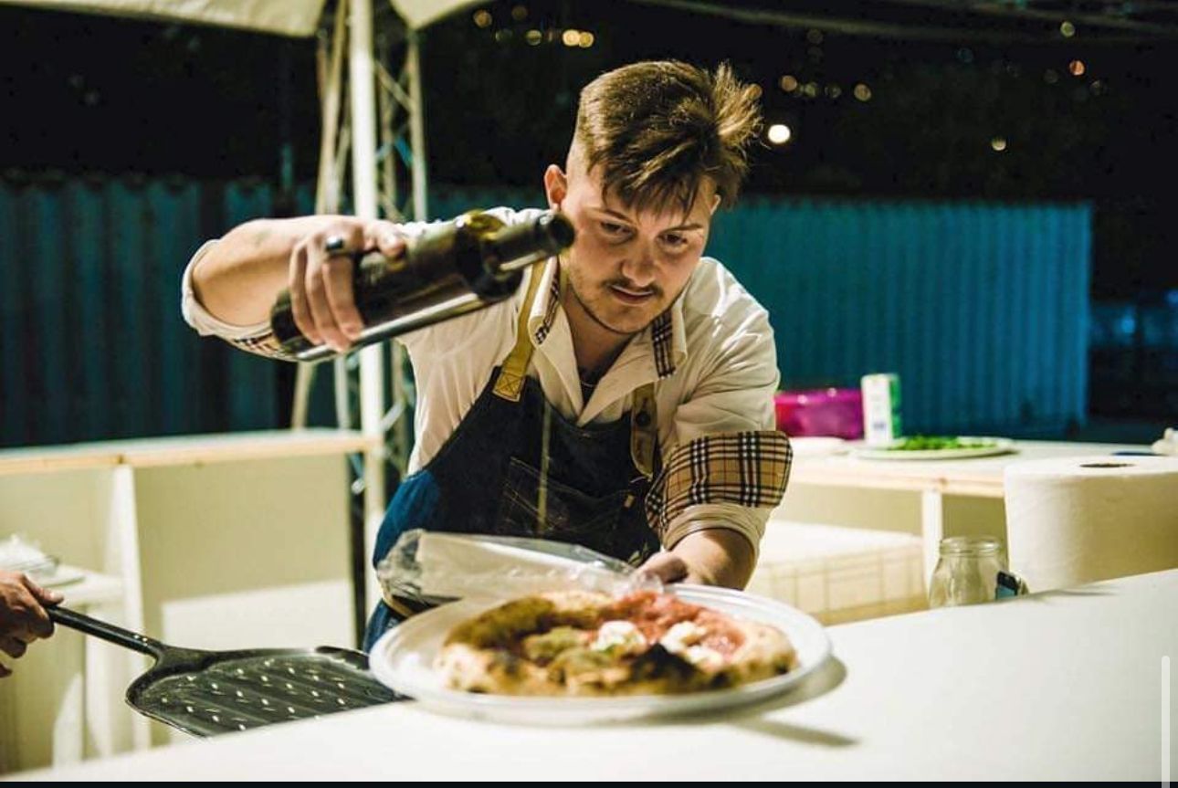 L MAESTRO PIZZAIOLO DARIO VISCARDI DEDICA AL FESTIVAL DI SANREMO LA PIZZA PRIMAVERA TRICOLORE. ENTRO MAGGIO L’APERTURA A QUARTO DELLA NUOVA PIZZERIA ROAT