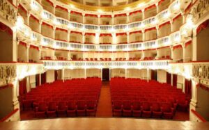 Teatro Sannazaro di Napoli, devastato da un violento incendio
