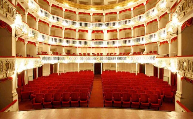 Teatro Sannazaro di Napoli, devastato da un violento incendio