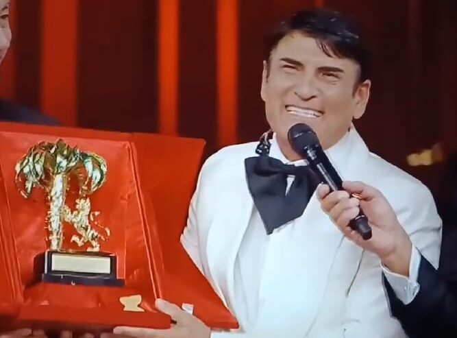 Il Sindaco Gaetano Manfredi conferisce la Medaglia della Città a Sal Da Vinci.