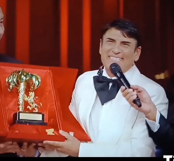 Il Sindaco Gaetano Manfredi conferisce la Medaglia della Città a Sal Da Vinci.