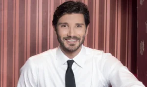 Stefano De Martino si prepara a guidare il Festival di Sanremo 2027, raccogliendo il testimone direttamente dalle mani di Carlo Conti durante la finale dell’edizione 2026.
