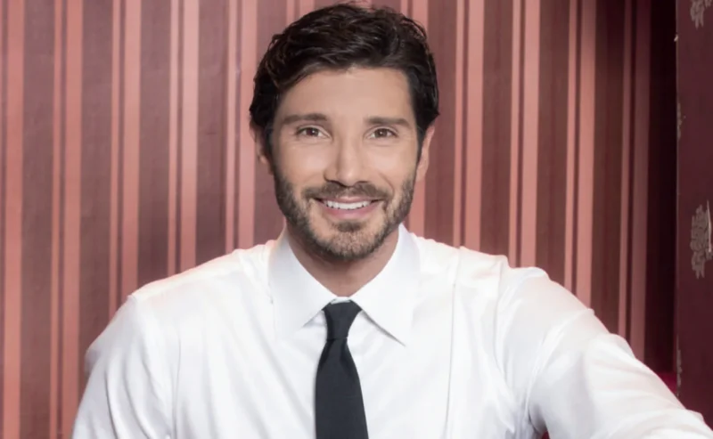 Stefano De Martino si prepara a guidare il Festival di Sanremo 2027, raccogliendo il testimone direttamente dalle mani di Carlo Conti durante la finale dell’edizione 2026.