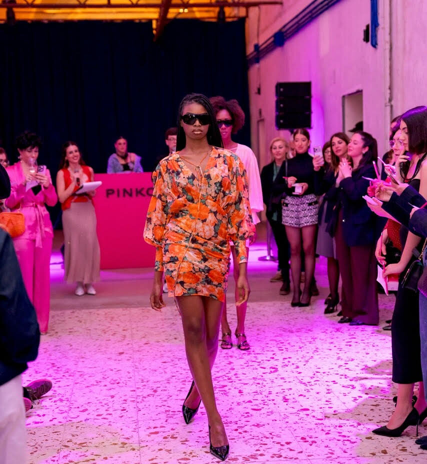 Pinko, trunk show con 300 ospiti: riflettori sulla collezione spring-summer 2026 