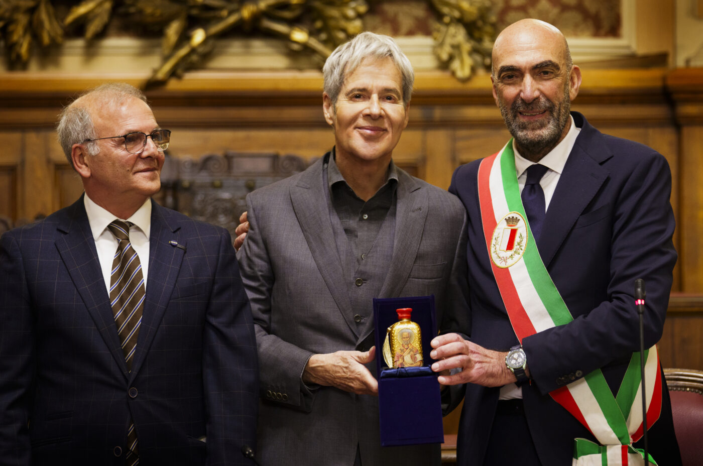 Il Sindaco di Bari consegna a Claudio Baglioni le chiavi della Città