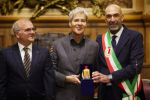 Il Sindaco di Bari consegna a Claudio Baglioni le chiavi della Città