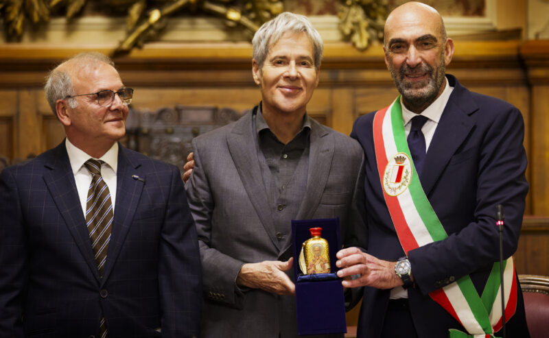 Il Sindaco di Bari consegna a Claudio Baglioni le chiavi della Città