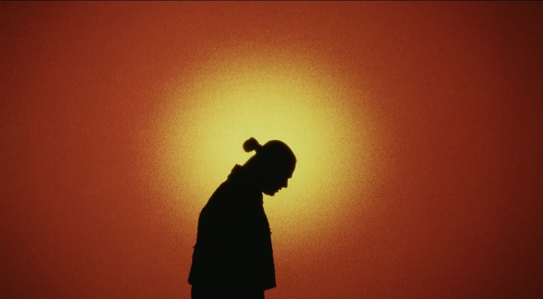 “Falene”: il nuovo pezzo di Aaron che dà voce alla nostra fragilità.