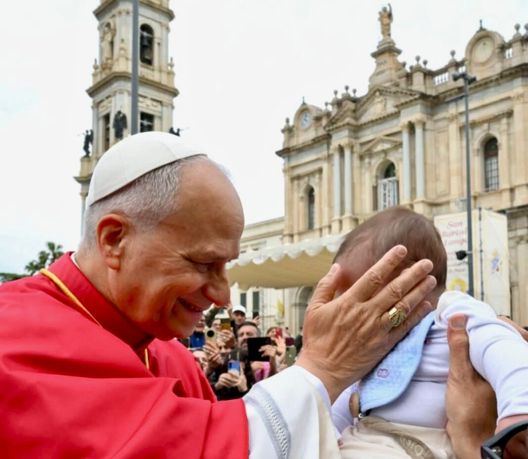 Papa Leone XIV ha trascorso una giornata intensa tra Pompei e Napoli, celebrando la Supplica alla Madonna, incontrando poveri e fedeli, e lanciando un forte appello per la pace e la giustizia sociale.