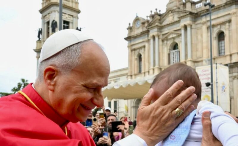 Papa Leone XIV ha trascorso una giornata intensa tra Pompei e Napoli, celebrando la Supplica alla Madonna, incontrando poveri e fedeli, e lanciando un forte appello per la pace e la giustizia sociale.