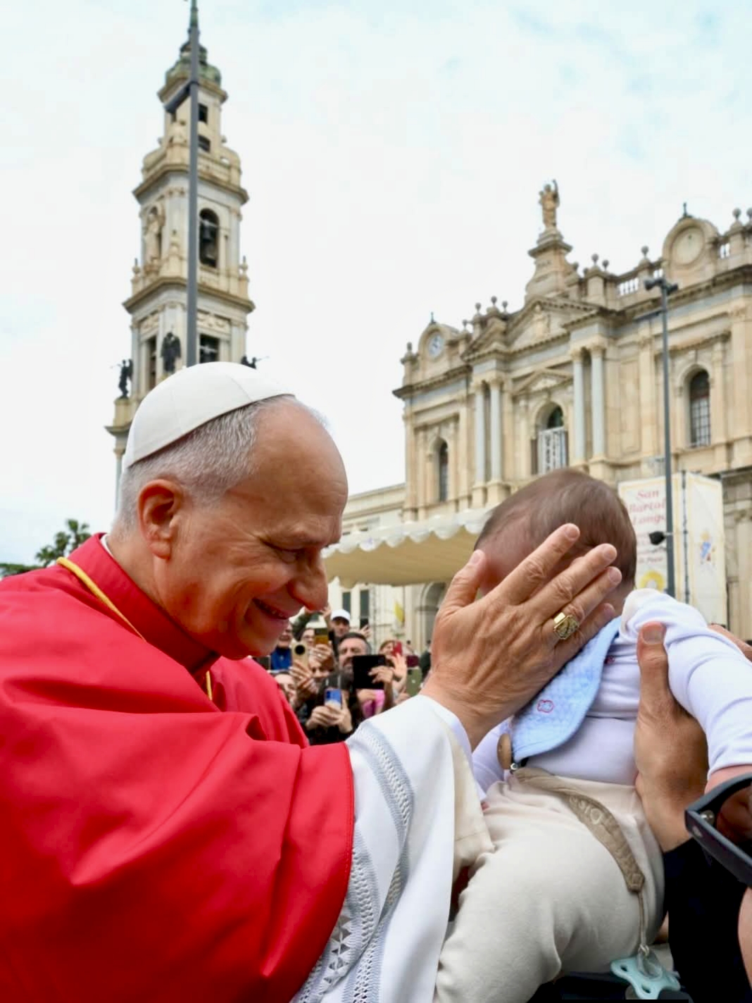 Papa Leone XIV ha trascorso una giornata intensa tra Pompei e Napoli, celebrando la Supplica alla Madonna, incontrando poveri e fedeli, e lanciando un forte appello per la pace e la giustizia sociale.