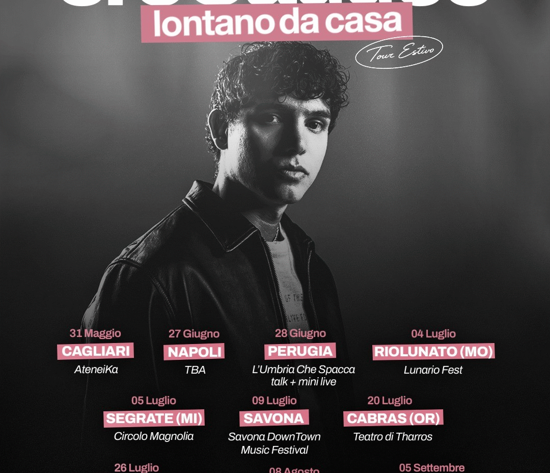 eroCaddeo: annuncia oggi il “lontano da casa – tour estivo”, in partenza il 31 maggio dalla sua Cagliari. In arrivo dopo il grande successo del Club Tour di aprile, con il quale ha portato in tutta Italia il so primo album “scrivimi quando arrivi