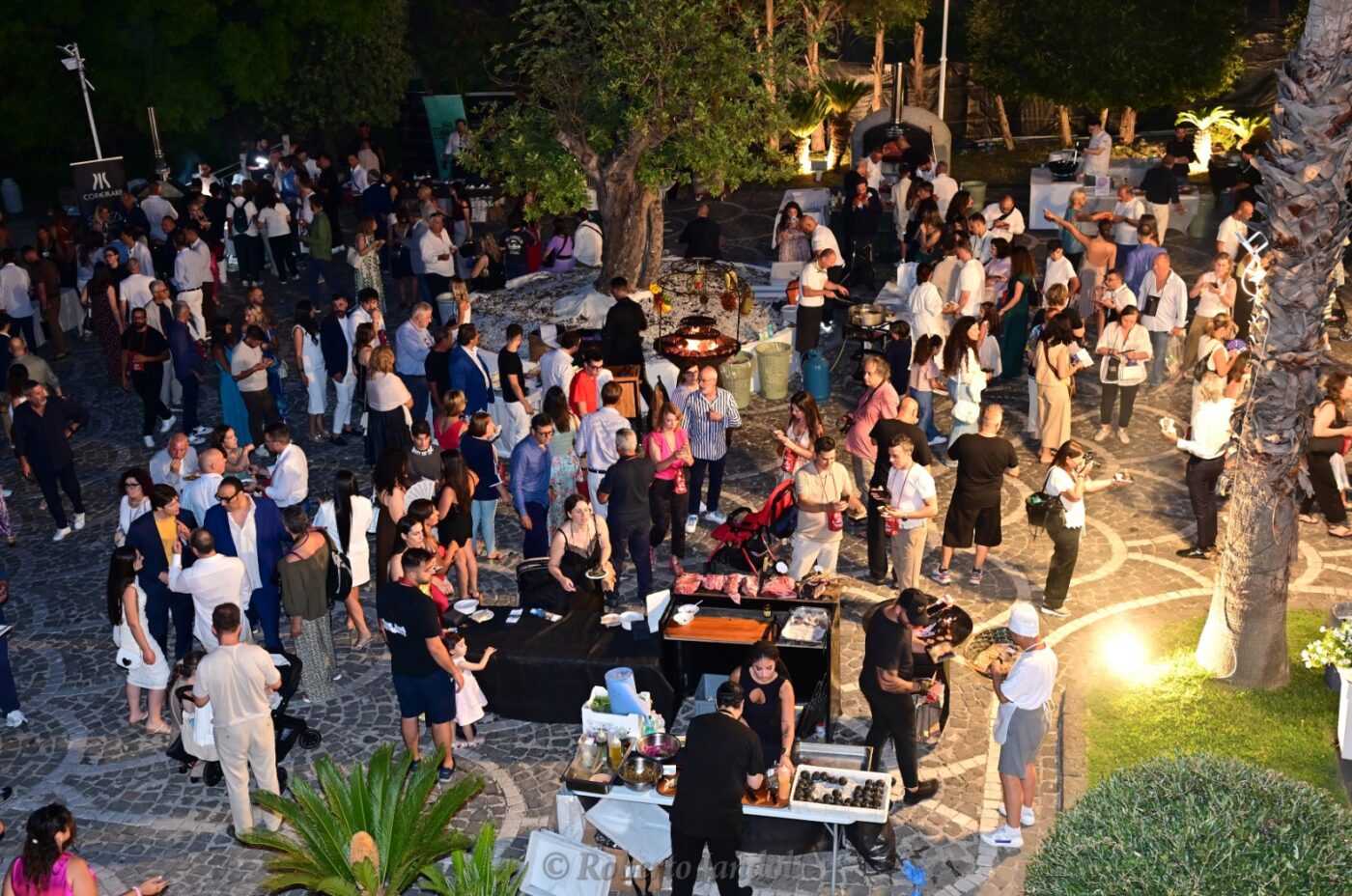 Trionfo di solidarietà a ErcolanoOltre 3000 persone a Villa Tony per “Cenando sotto un Cielo Diverso
