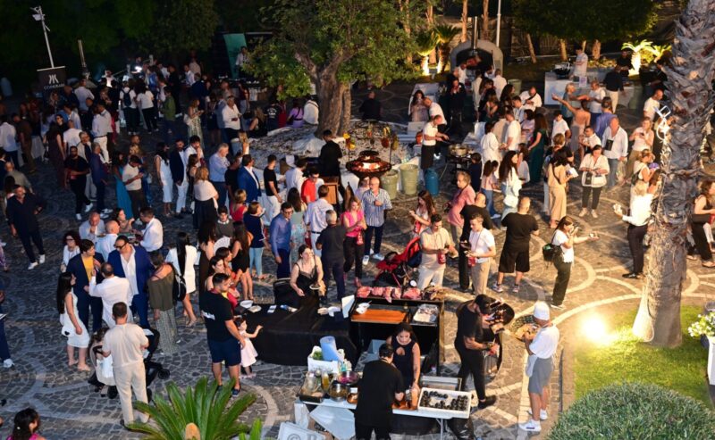 Trionfo di solidarietà a ErcolanoOltre 3000 persone a Villa Tony per “Cenando sotto un Cielo Diverso