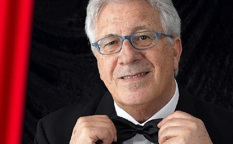 Peppino Di Capri lo ricordiamo così: un artista di raffinata eleganza, capace di regalarci canzoni romantiche, intresi di nostalgia e indimenticabili
