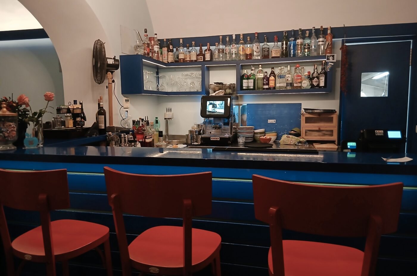 IL GROTTINO AZZURRO “CHICCA DEL MELE MANDARA GROUP” BLU COME IL MARE DI POSITAN