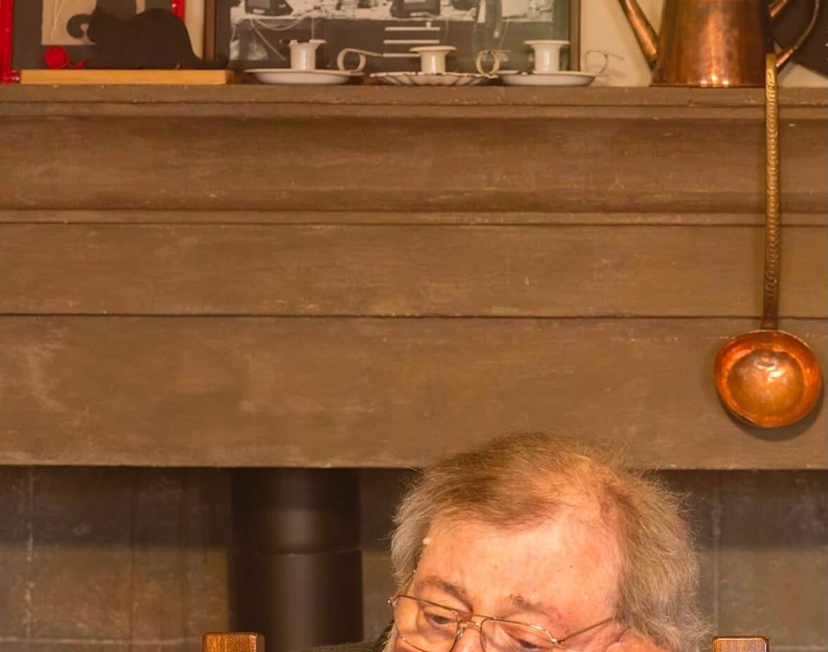 Una mostra dedicata al cantautore Francesco Guccini tra parole, musica e memoria