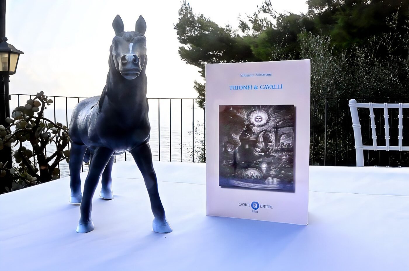 ​Straordinario successo alla Torre di Cesare per la presentazione di “Trionfi & Cavalli” di Salvatore Schiavone