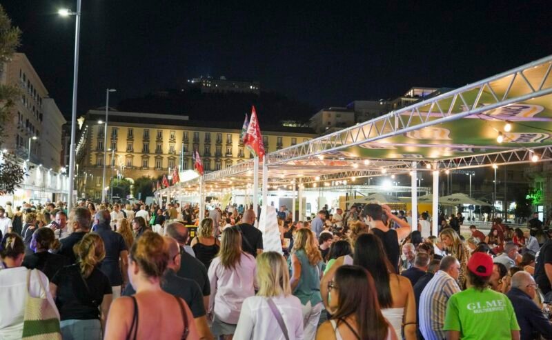 Napoli, Bufala Fest celebra i 10 anni dal 2 al 6 settembre in Piazza Municipio La kermesse rinnova la propria identità visiva sotto il nuovo payoff “Tutte le forme del gusto” 