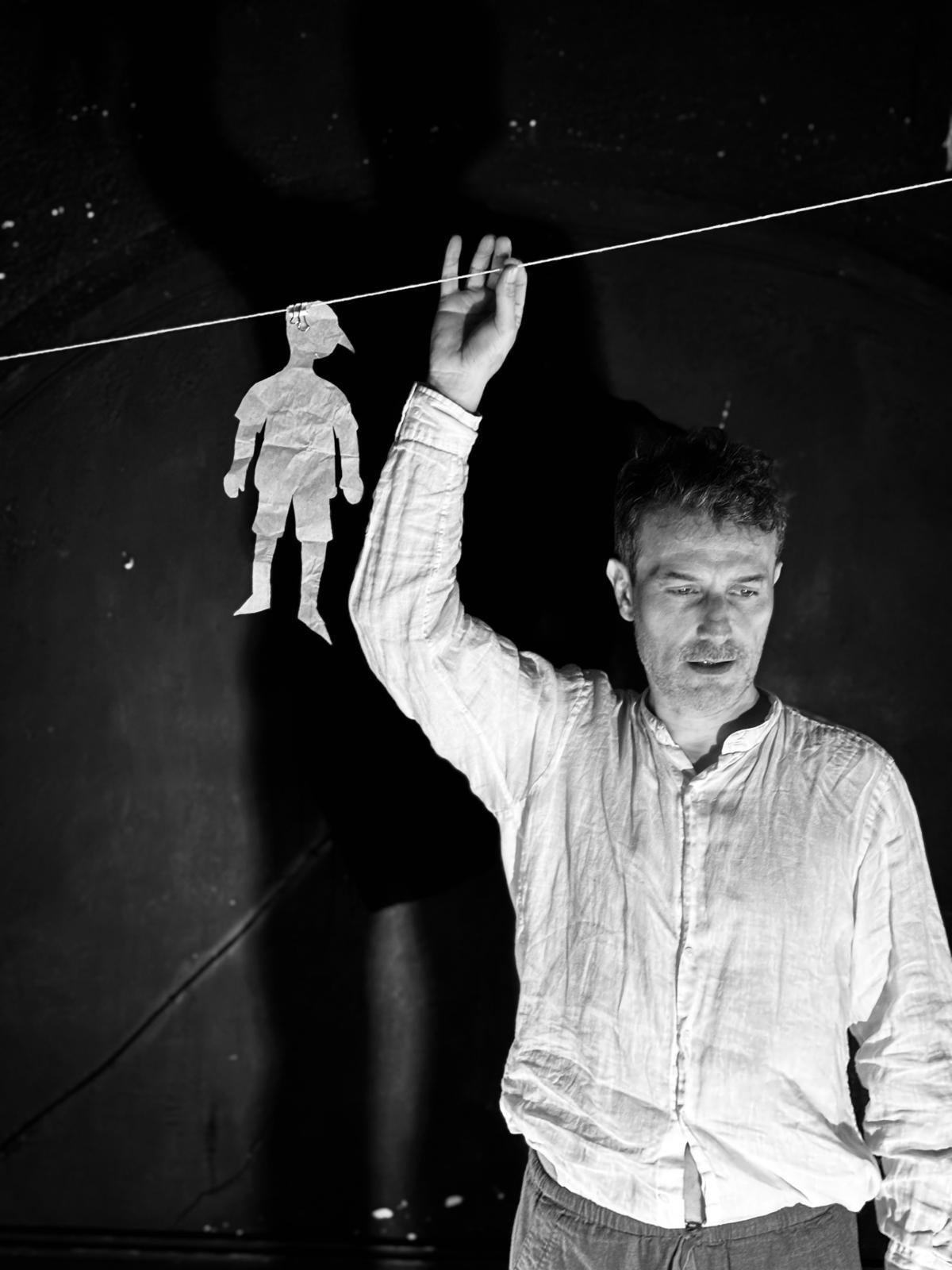 La nuova stagione del Teatro Sala Molière di Pozzuoli si apre con “Charta Intimus” di e con Bernardo Casertano