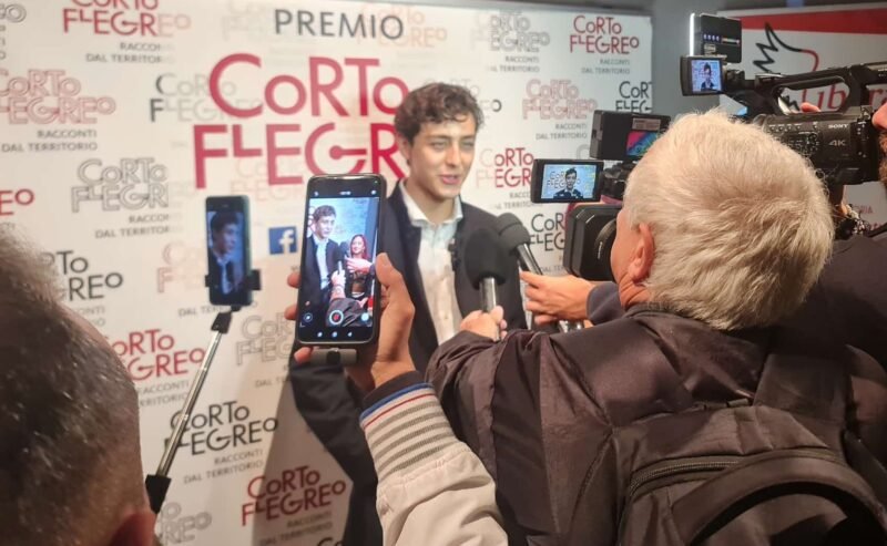 Luigi Zeno trionfa al Corto Flegreo 2026: Miglior Giovane Attore per il cortometraggio contro il bullismo