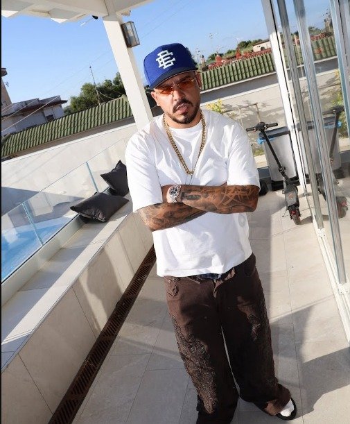 DDM 80146 firma oggi con Atlantic Records / Warner Music Italy, etichetta con cui il rapper originario di Napoli inaugura un nuovo, importante capitolo del proprio percorso.