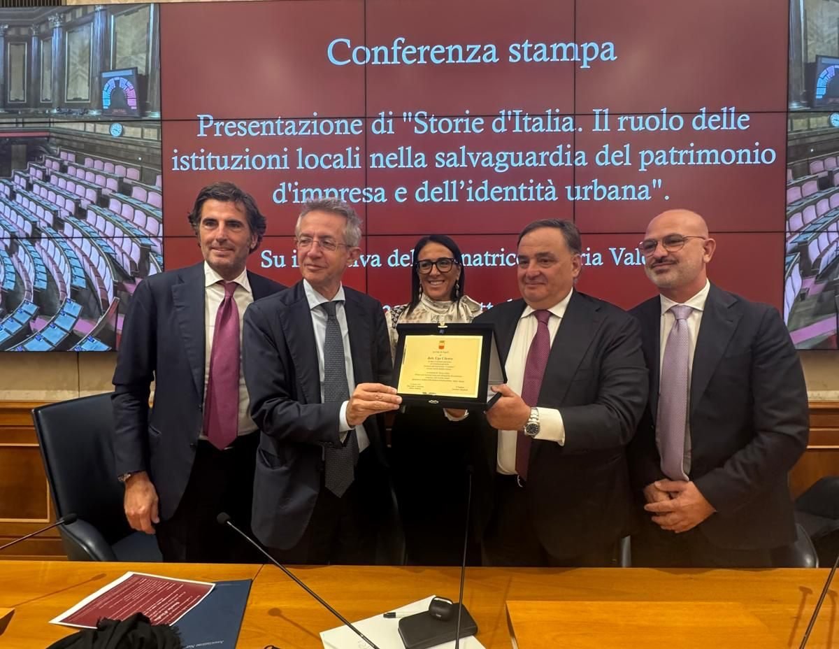 IMPRESE STORICHE E FAMILIARI:TARGA DELLA CITTA’ DI NAPOLIA UGO CILENTO, PRESIDENTE DELL’ASSOCIAZIONE I CENTENARI