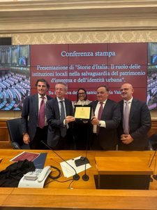 IMPRESE STORICHE E FAMILIARI:TARGA DELLA CITTA’ DI NAPOLIA UGO CILENTO, PRESIDENTE DELL’ASSOCIAZIONE I CENTENARI